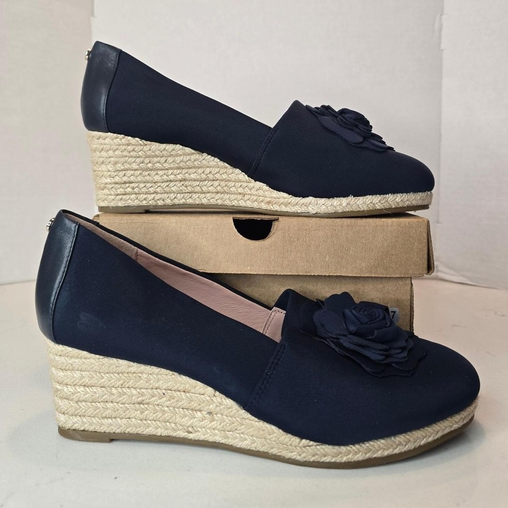 Taryn Rose Espadrille in Ynez Shiny Scuba Midnight in Women's size 9.5